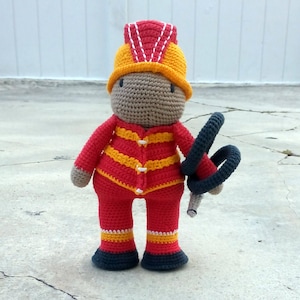 Wzór strażaka amigurumi autorstwa Caloca Crochet