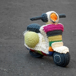 Pattern Vespa motorbike amigurumi. By Caloca Crochet image 1