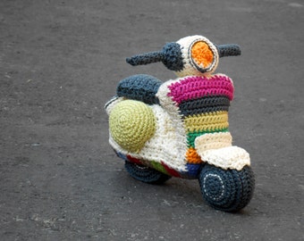 Pattern Vespa motorbike amigurumi. By Caloca Crochet