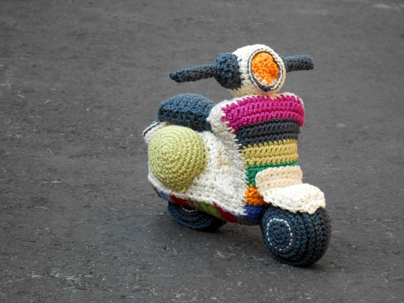 Pattern Vespa motorbike amigurumi. By Caloca Crochet image 1