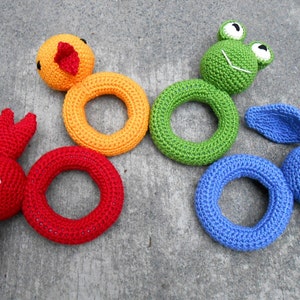 Patroon 4 ringen met dieren voor baby. Amigurumi-patroon. Door Caloca Crochet.