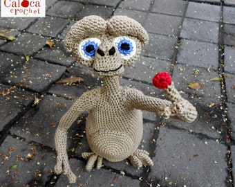 Pattern E.T. the extraterrestrial amigurumi. By Caloca Crochet