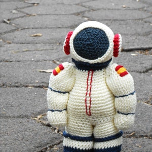 Pattern Spaceman Astronaut amigurumi. By Caloca Crochet. image 2