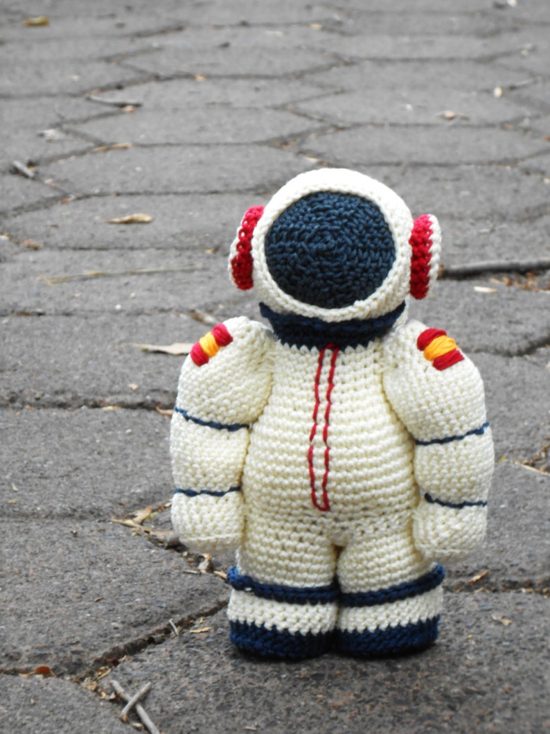 Pattern Spaceman Astronaut amigurumi. By Caloca Crochet. image 2