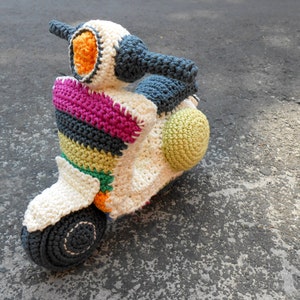 Pattern Vespa motorbike amigurumi. By Caloca Crochet image 5