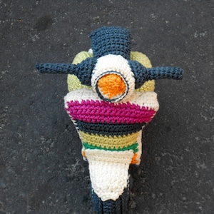 Pattern Vespa motorbike amigurumi. By Caloca Crochet image 4