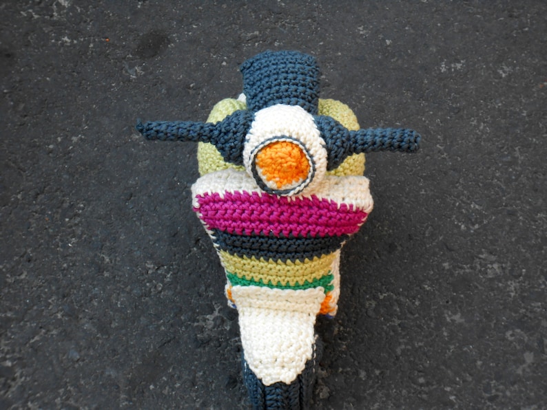 Pattern Vespa motorbike amigurumi. By Caloca Crochet image 4