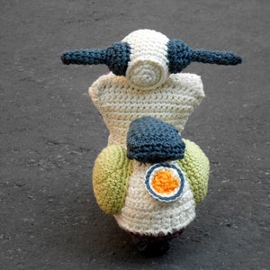 Pattern Vespa motorbike amigurumi. By Caloca Crochet image 2