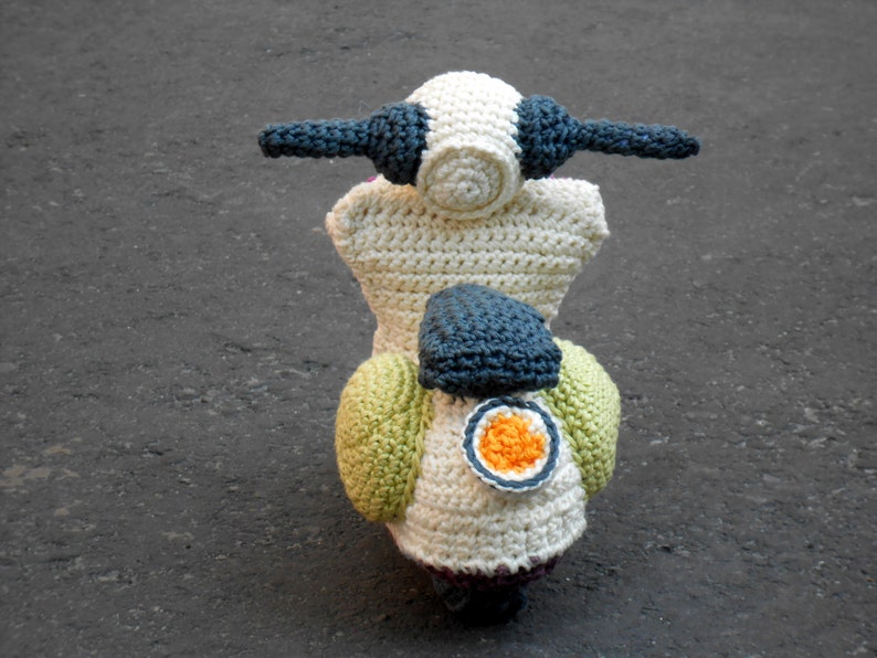 Pattern Vespa motorbike amigurumi. By Caloca Crochet image 2