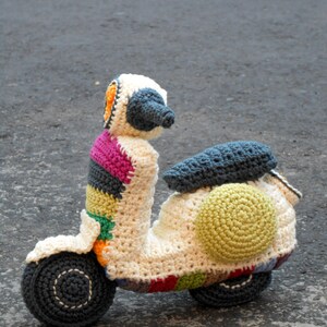 Pattern Vespa motorbike amigurumi. By Caloca Crochet image 3