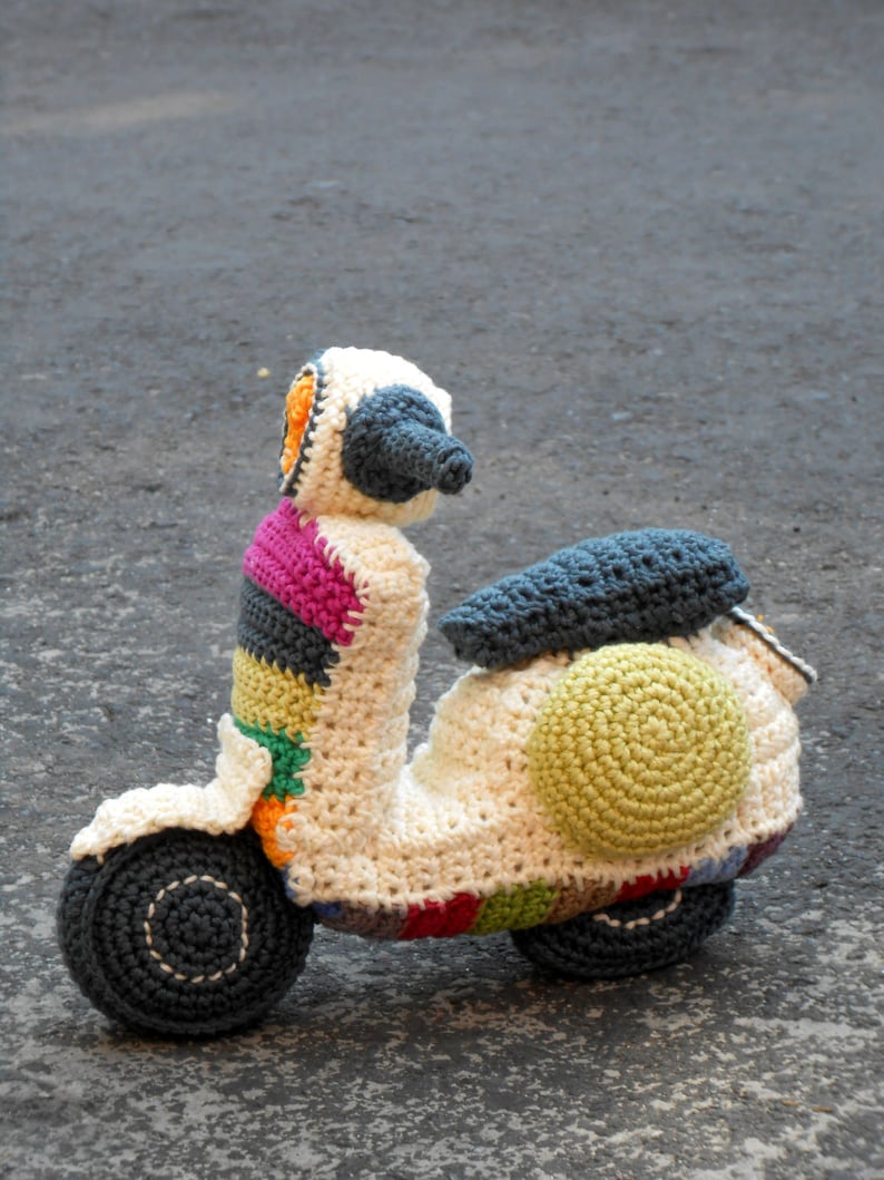 Pattern Vespa motorbike amigurumi. By Caloca Crochet image 3