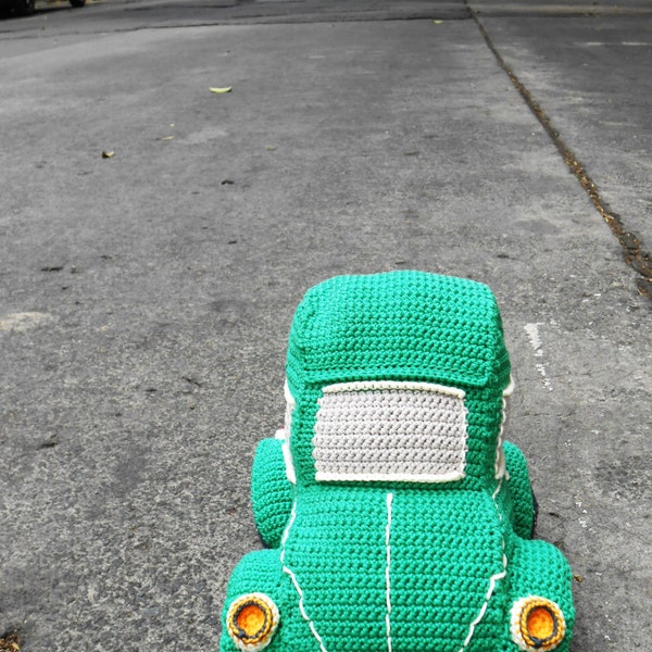 Pattern Beetle car amigurumi. By Caloca Crochet