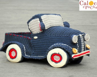 Pattern classic vintage pickup truck amigurumi. By Caloca Crochet.