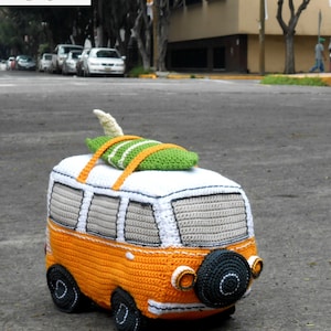 Pattern Surf Van amigurumi. By Caloca Crochet.