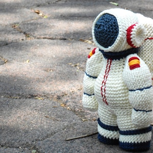 Pattern Spaceman Astronaut amigurumi. By Caloca Crochet. image 1