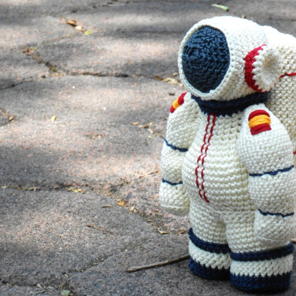 Pattern Spaceman Astronaut amigurumi. By Caloca Crochet.