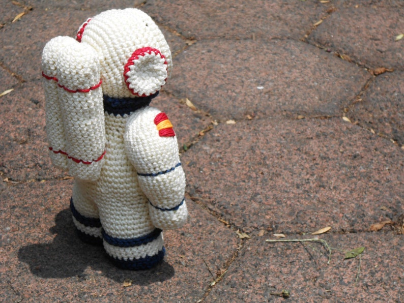 Pattern Spaceman Astronaut amigurumi. By Caloca Crochet. image 4