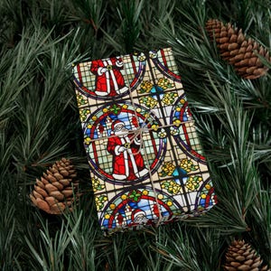 Papel de regalo de Papá Noel con vitrales góticos: papel de regalo navideño clásico