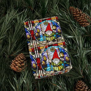 Gnomo gótico de vidrieras navideñas - Papel de regalo clásico para fiestas