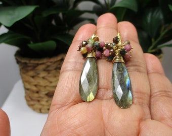 Pendientes chapados en oro con labradorita y turmalina