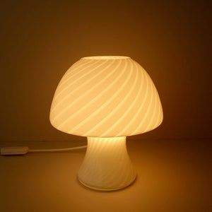 Gran remolino clásico Murano boca soplada a mano hecho 1970s champiñón vidrio lámpara de mesa luz de escritorio italiano veneciano con clase leche blanca mediados de siglo