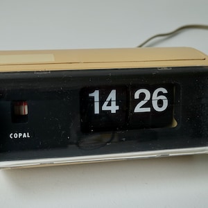 Perfectly accurate working latte brown Copal 222 classic flip-over flip clock 1970s mid century modern Japanese design tilted Riki Wantanabe