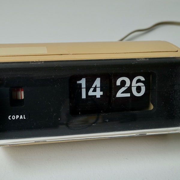 Parfaitement précis travail latte marron Copal 222 classique flip-over flip clock 1970s milieu du siècle design japonais moderne incliné Riki Wantanabe