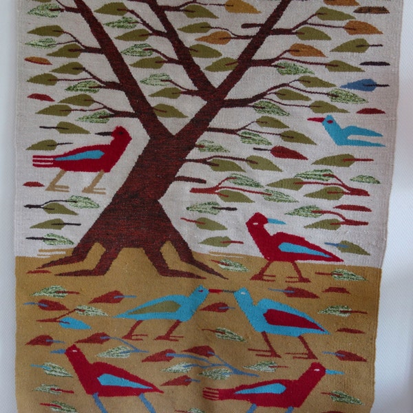 Ausgezeichnetem Zustand Mitte des Jahrhunderts moderne Wolle hölzerne Wand hängen Teppich Kelim Vögel skandinavischen signiert Handarbeit 1970s 1980s