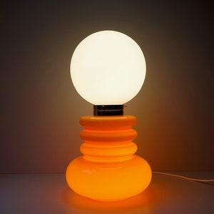 Atemberaubende, hervorragend erhaltene, orange-weiße Ganzglas-Steh-Tischlampe im Mid-Century-Design aus den 1970er Jahren, helle Pop-Art-Opalfarbe wie Carlo Nason Birillo
