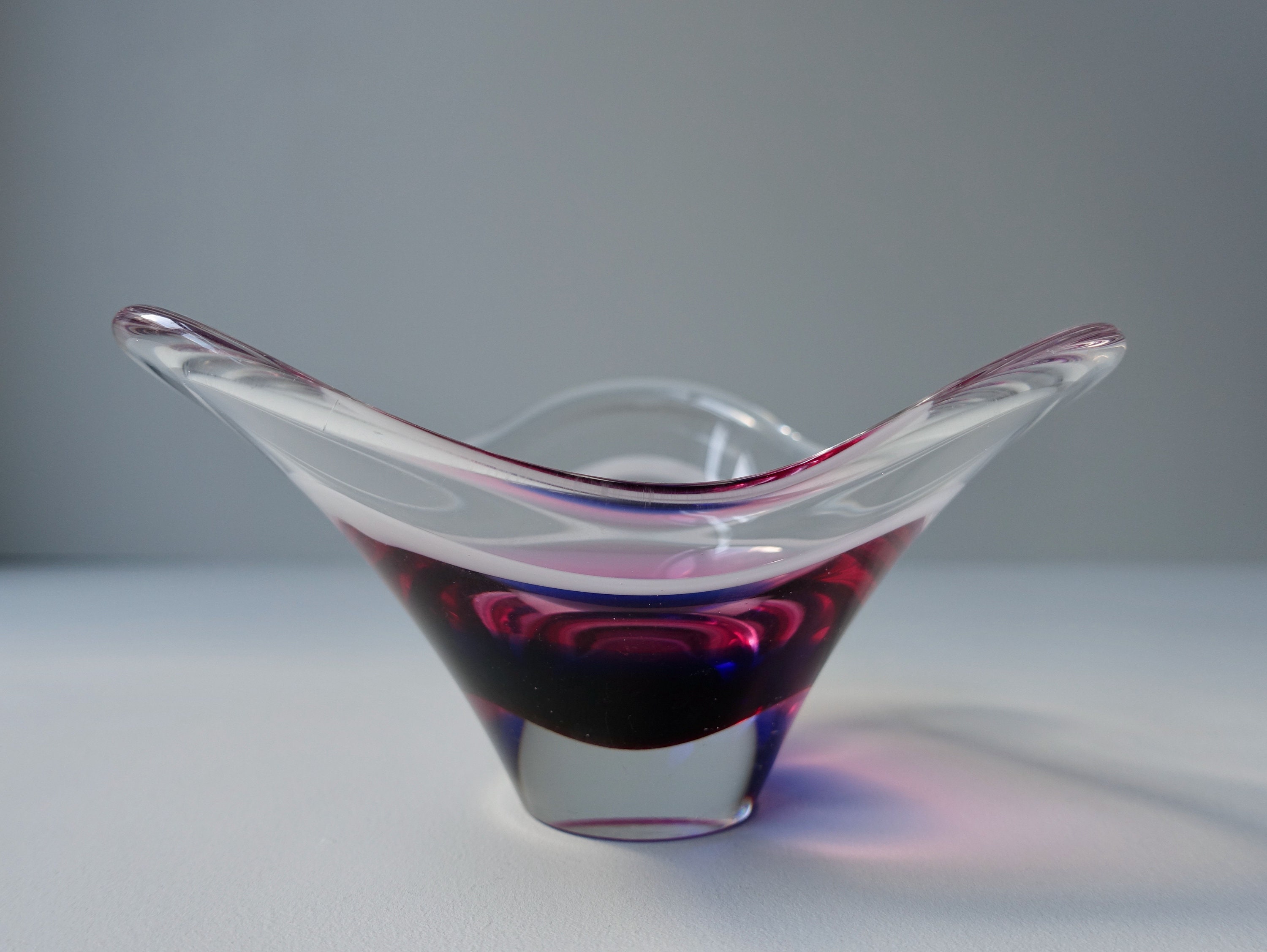 工芸品 Swedish Flygsfors art glass Coquille Flygsfors Coquille Cobalt Blue Cased Blown Art Glass Bowl