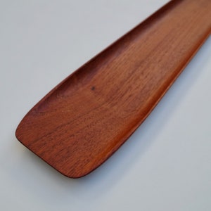Rareza y gran condición muy larga 90 cm / 35 pulgadas bandeja de servicio de madera de teca maciza de Bangkok Digsmed madera excavada barcaza danesa de mediados de siglo