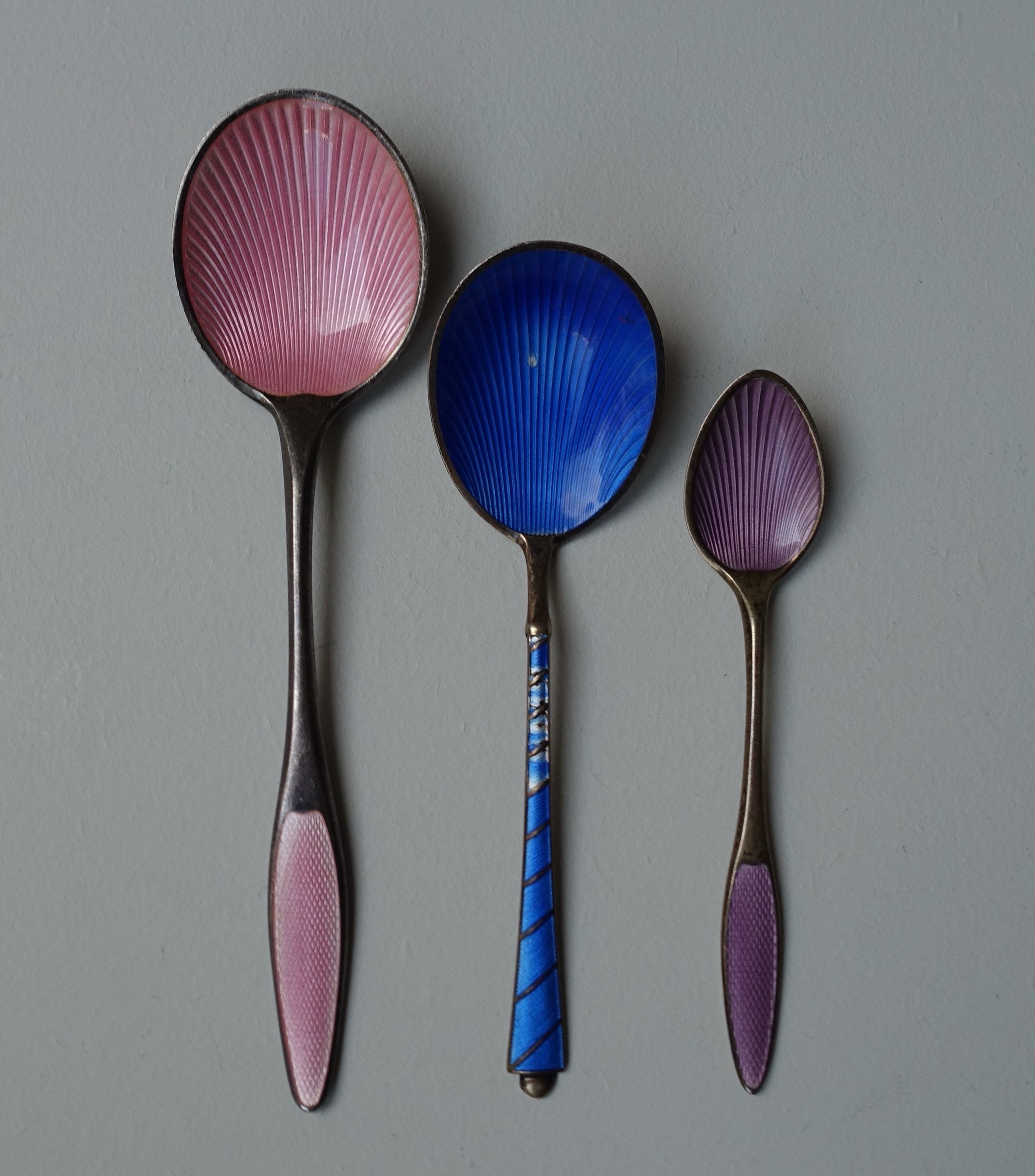 3 本のスプーン さまざまなサイズ エナメル エナメル加工 Frigast Egon