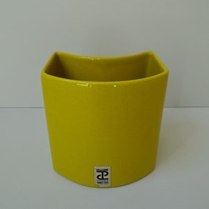 Mint condition rare yellow green color Ambrogio Franco Pozzi ceramica ceramics Italian design Curvi small vase mid century modern 1960s
