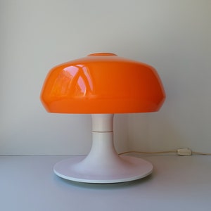 XL gran hongo aluminio y acrílico vidrio blanco naranja mesa mesa luz lámpara Miguel Milá para Tramo español de mediados de siglo diseño moderno