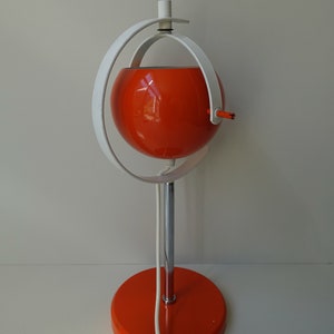 Sehr seltene vintage orange weiße Metall Atomic Modell Space Age Planet Drehtisch Tischlampe Leuchte Mid Century Modern Pop Art Lampe Messing