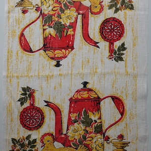 以下が含まれることがあります： 赤、黄色、緑のデザインのヴィンテージキッチンタオル。タオルには赤いコーヒーポット2つ、雄鶏、コーヒーグラインダーが描かれています。タオルは白い背景にリネン素材の質感があります。