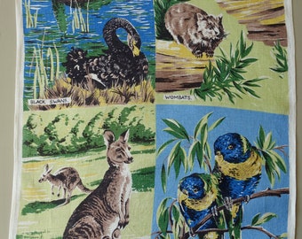 Könnte beinhalten: Ein Vintage-Geschirrtuch mit Illustrationen australischer Wildtiere, darunter schwarze Schwäne, Wombats, Kängurus und Regenbogenloris. Der Text "AUSTRALIAN WILD LIFE" ist oben auf dem Handtuch gedruckt. Das Handtuch ist in Irland hergestellt und aus reinem Leinen.