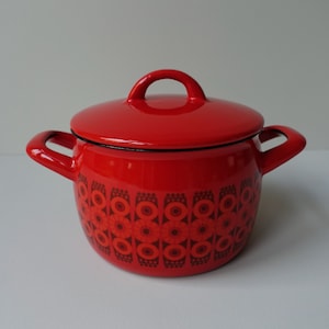 Vintage Arabia Finel lidded casserole cooking pan red daisy flowers 1.5L mid century modern 1960s Finnish Finland Raija Uosikkinen Kehra