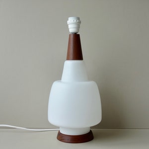 Edle Tischlampe satin Milch weiß Glas & Teak Holz Holz Kombination skandinavischen Stil Mitte Jahrhundert moderne niederländische Designgourd Vase geformt