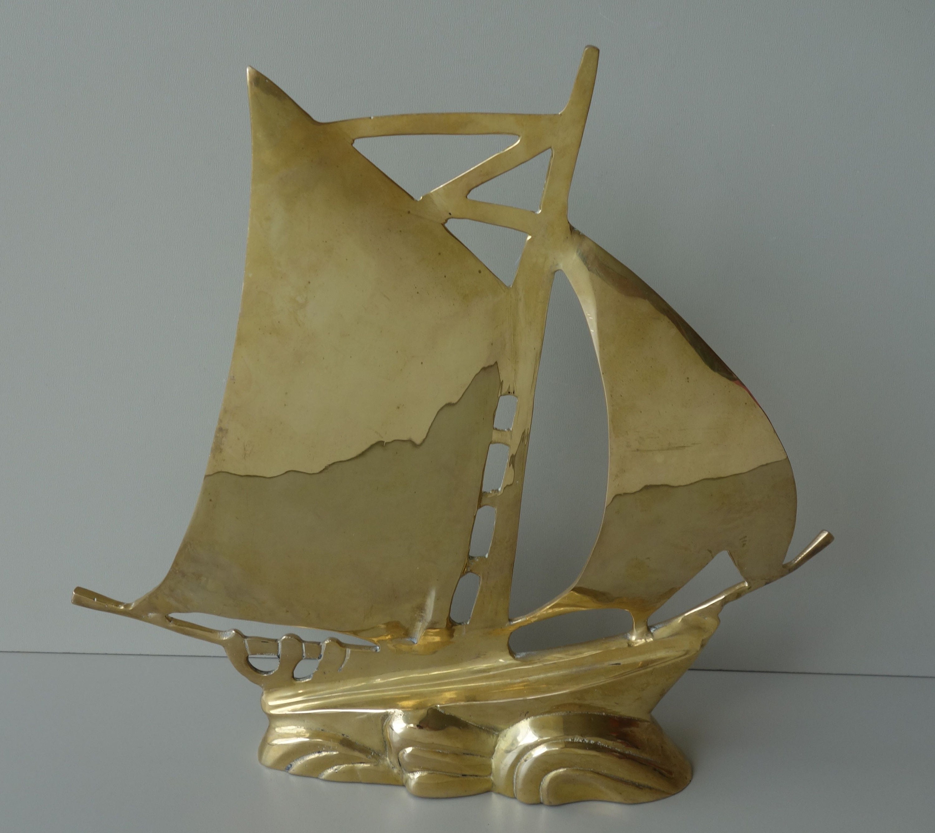 Authentique Voilier Vintage en Laiton Grand et Lourd Milieu Du Siècle Années 1970 Soixante-Dix Holly