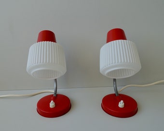 Paar set van 2 vintage kleine rode en witte metalen nachtkastje lampen schattige mid century modern Duits design 1970s pop art plastic tinten