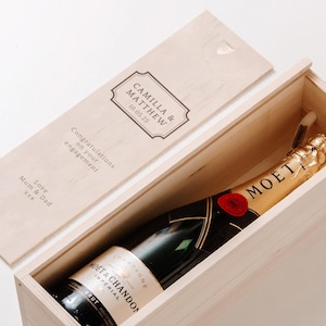 Gepersonaliseerde verlovingsflessendoos | Gepersonaliseerd huwelijkscadeau | Cadeau voor het stel | Houten champagneflesdoos | Op maat gemaakt cadeau voor koppels