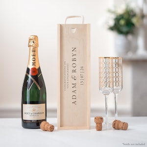 Gepersonaliseerde verlovingsflessendoos | Gepersonaliseerd verlovingscadeau champagnewijn | Cadeau voor verloofd stel | Houten flessendoos cadeau