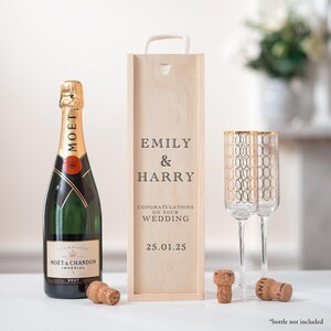 Gepersonaliseerde bruiloft flessendoos Gepersonaliseerde verlovingscadeau Aanwezig Verloofde champagnefles doos Cadeau paar bruiloft verlovingsdatum