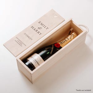 Personalisierte Verlobungs-Flaschenbox | Personalisiertes Hochzeitsgeschenk für das Paar |  Engagierte Champagner Weinflasche aus Holz Box Geschenk