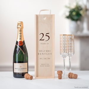Gepersonaliseerde jubileum flessendoos Gepersonaliseerde jubileumcadeau Verlovingshuwelijkscadeau aanwezig Champagne houten flessendoos Cadeaus voor koppels