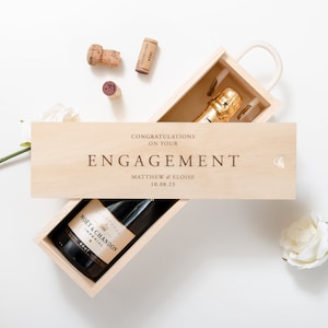 Gepersonaliseerde verlovingsflessendoos Gepersonaliseerde huwelijkscadeau aanwezig Gepersonaliseerde verloofde champagnewijn Houten flessendoos Cadeaus voor koppels