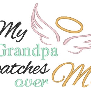 Può includere: Un design grafico con il testo "My Grandpa watches over Me" in lettere nere, verdi e dorate. Un design di ali d'angelo con un'aureola è in rosa e oro.