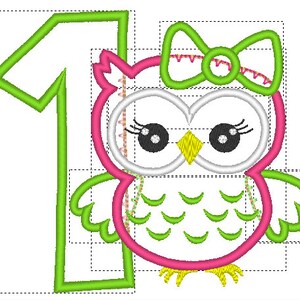 Puede incluir: N&uacute;mero uno verde con un b&uacute;ho rosa y verde con un lazo verde. El b&uacute;ho tiene patas amarillas y un pico amarillo.