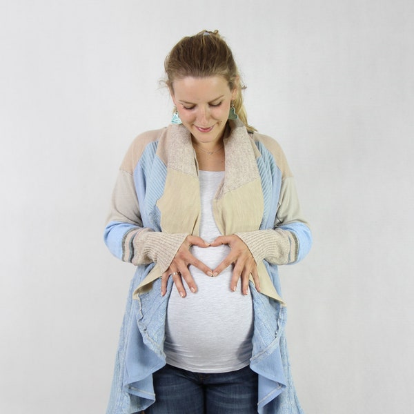 Cardigan de maternité bleu vanille, manteau de portage multifonction par Coolawoola, cape de grossesse recyclée